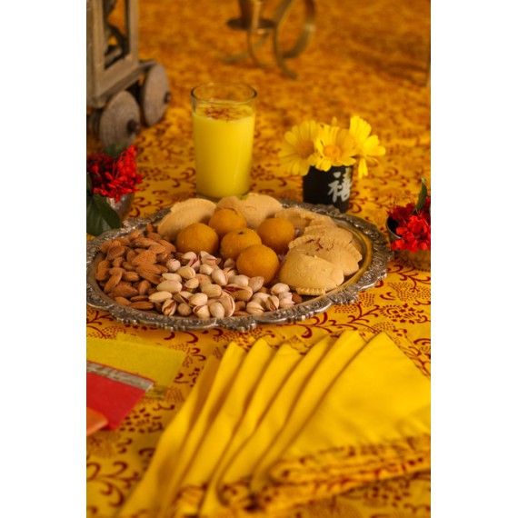 Fanny yellow table cloth for eight